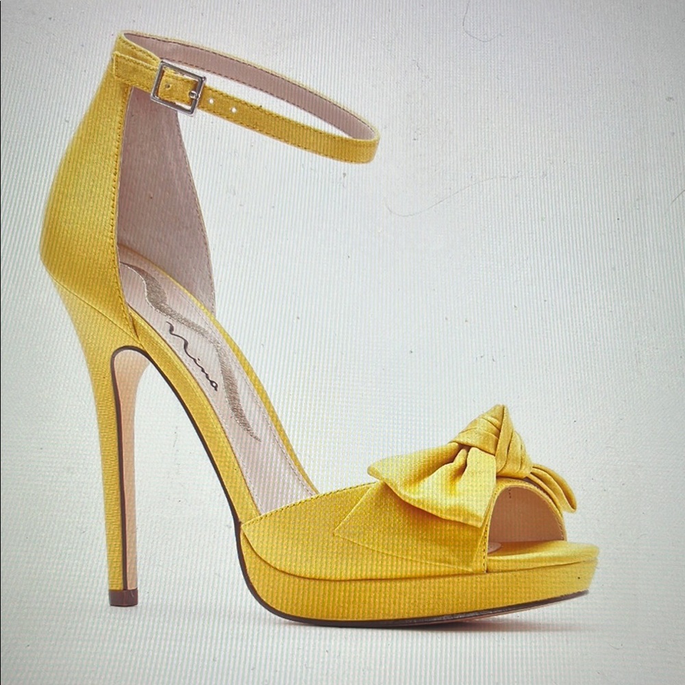 NWT: Nina Ankle Strap Heels with Bow in Size 7.5